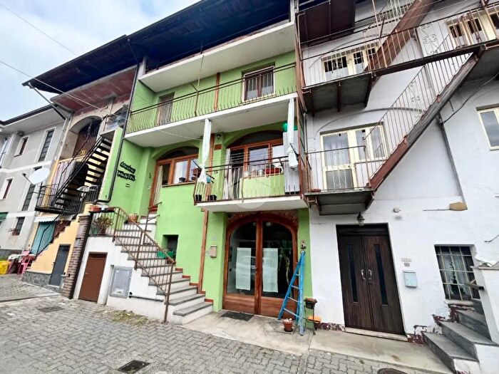 Casa con 6 locali in vendita in Via Vittorio Veneto, Lessolo