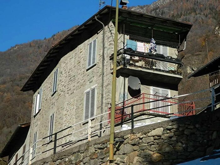 Appartamento trilocale in vendita in Via Caparè Sondrio Sondrio, Sondrio
