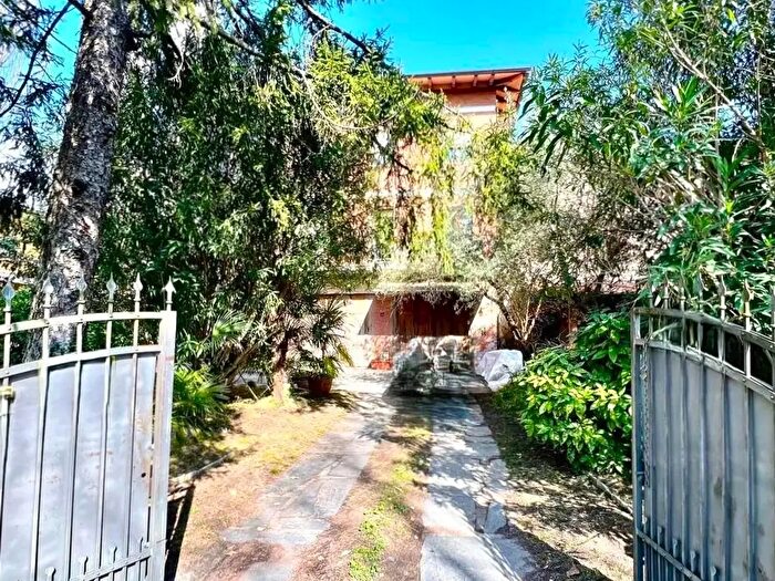 Casa con 10 locali in vendita in Pietrasanta