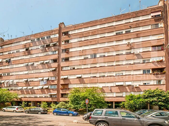 Appartamento trilocale in vendita in Via Beppe Fenoglio, Roma