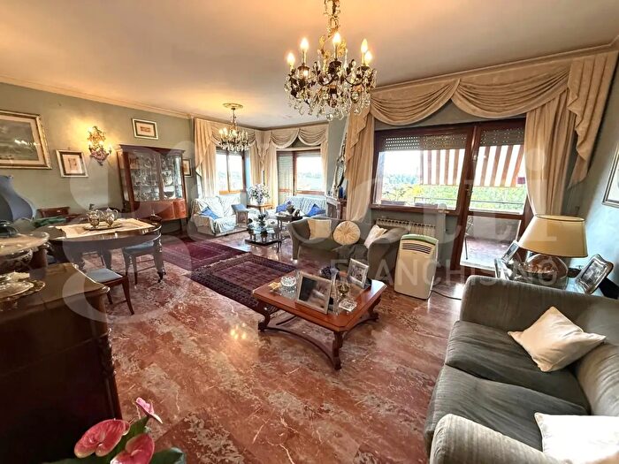 Appartamento con 5 locali in vendita in Via Simone Martini, Roma