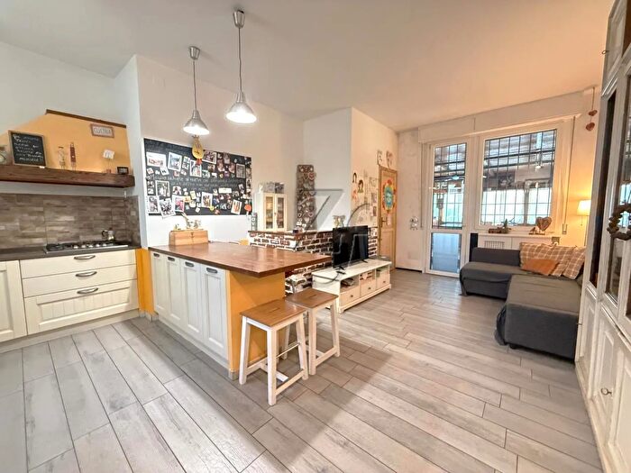 Appartamento con 6 locali in vendita in Campi Bisenzio