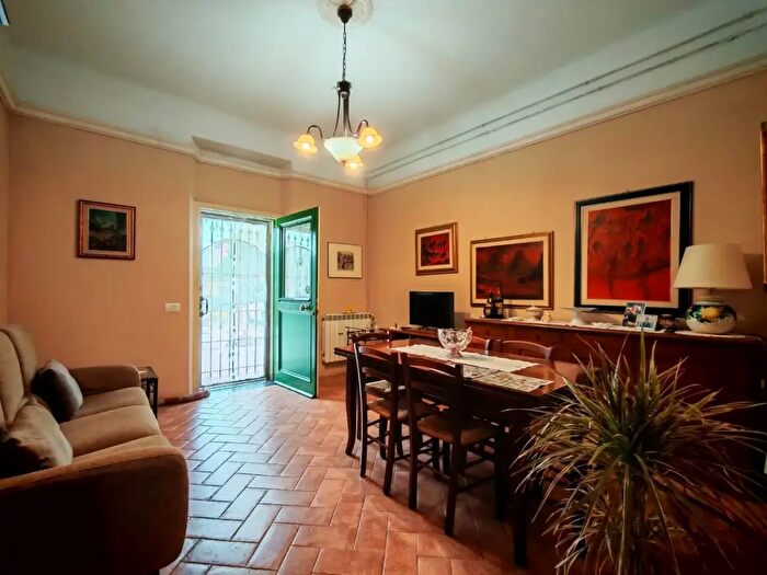 Casa con 6 locali in vendita in Cascina
