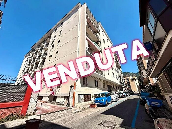 Appartamento trilocale in vendita in Via Pierantoni, Napoli