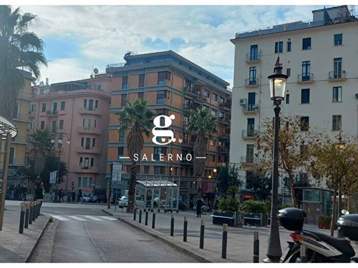 Appartamento trilocale in affitto in Via Alberto Pirro, Centro, Salerno