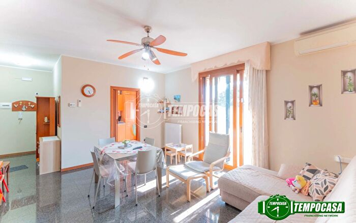 Appartamento trilocale in vendita in Via Lucio Lombardo Radice, Magenta