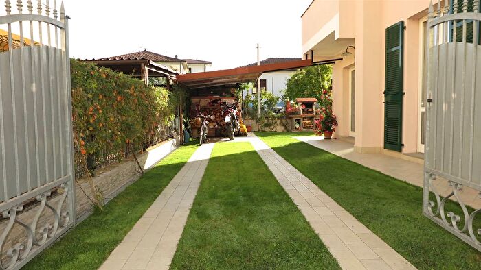 Casa con 7 locali in vendita in Aulla