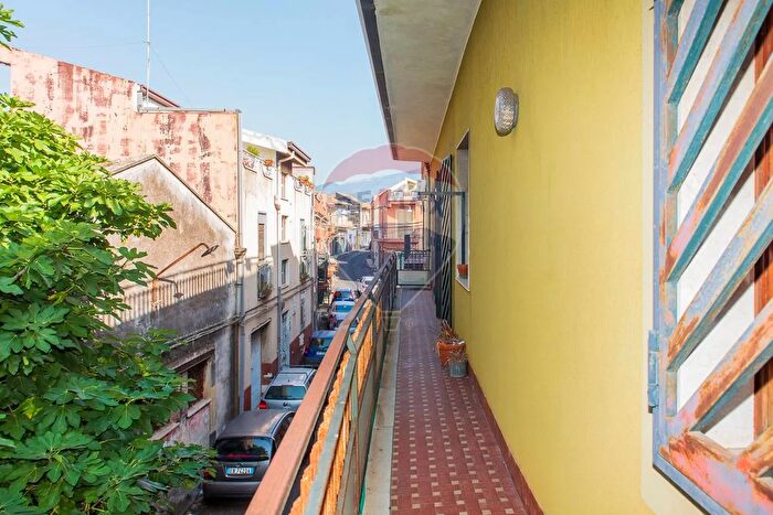 Appartamento con 6 locali in vendita in Via Capitano Lo Faro, San Giovanni La Punta