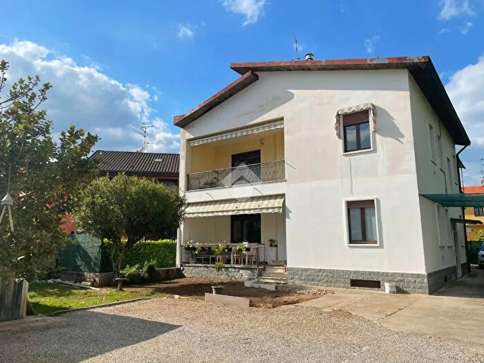 Appartamento trilocale in vendita in Via Cesare Battisti, Cardano Al Campo