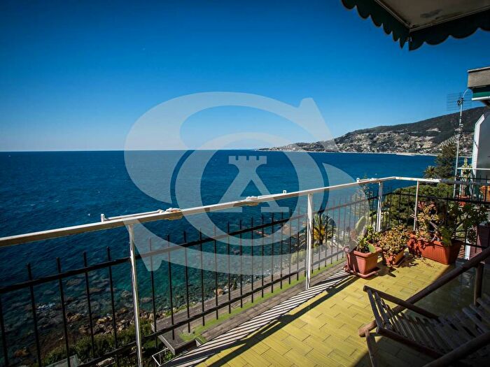 Appartamento trilocale in affitto in Lungomare Cristoforo Colombo, Ospedaletti