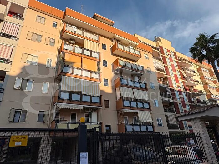 Appartamento con 5 locali in affitto in Via De Liguori, Bari