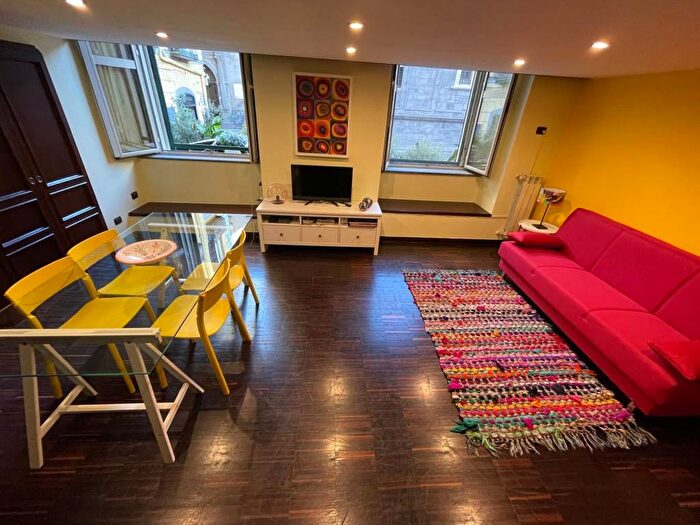 Appartamento trilocale in affitto in Piazza Santa Maria la Nova, Centro Storico, Napoli