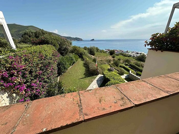 Casa quadrilocale in vendita in Spotorno Savona Sv, Spotorno