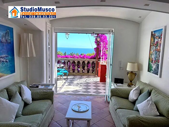 Appartamento quadrilocale in vendita in Via Camerelle, Capri