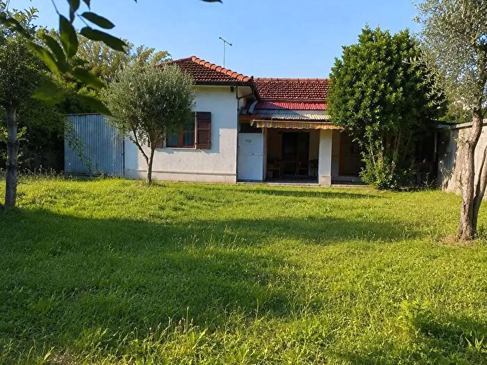 Casa con 6 locali in vendita in Carrara