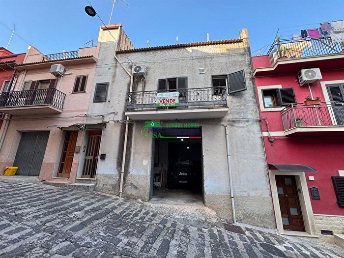 Casa con 7 locali in vendita in Giarratana