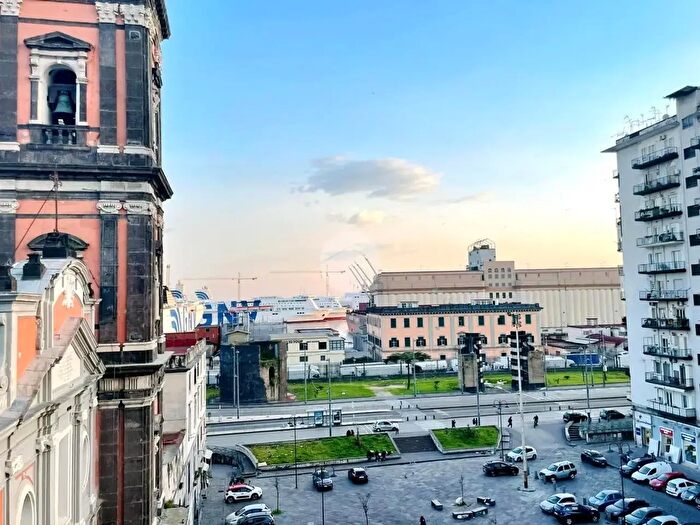 Appartamento con 5 locali in vendita in Piazza del Carmine, Napoli