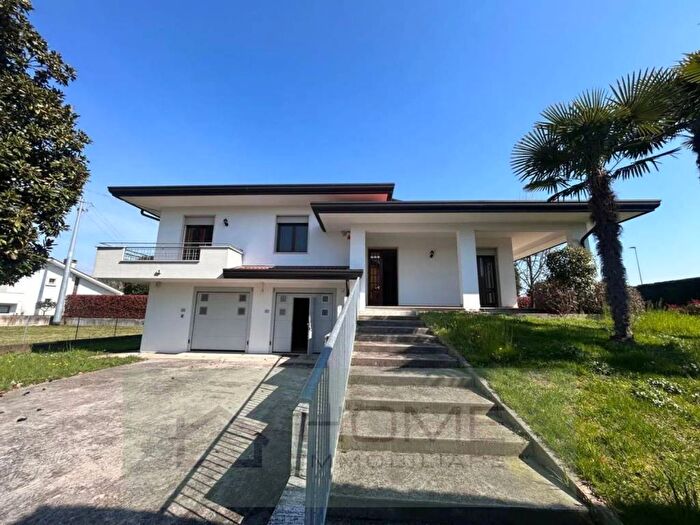 Casa con 5 locali in affitto in Via Degli Alpini, Centro, Camisano Vicentino