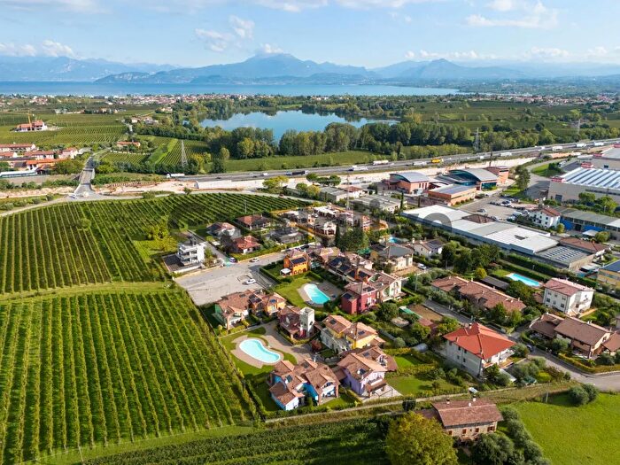 Casa quadrilocale in vendita in Peschiera Del Garda