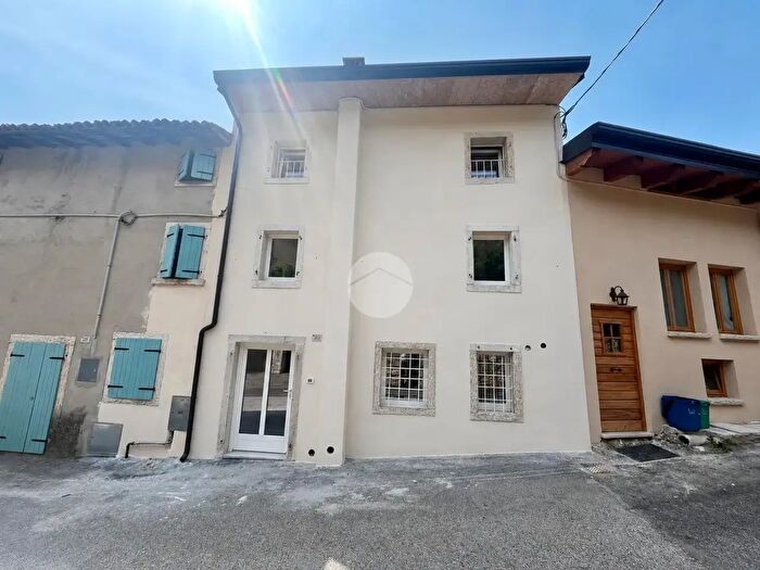 Casa trilocale in vendita in Via Dosso di Rubiana, Caprino Veronese