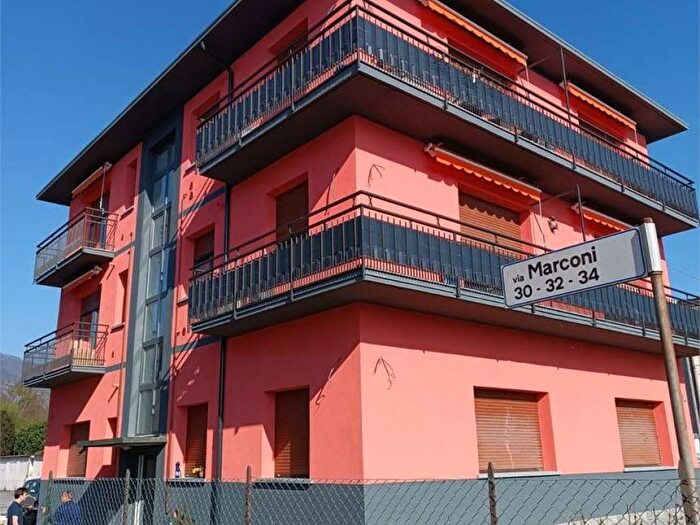 Appartamento trilocale in affitto in Via Marconi, Bardello con Malgesso e Bregano