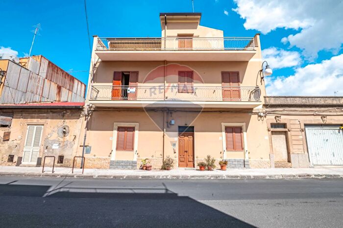 Casa con 9 locali in vendita in Via Vittorio Veneto, Grammichele