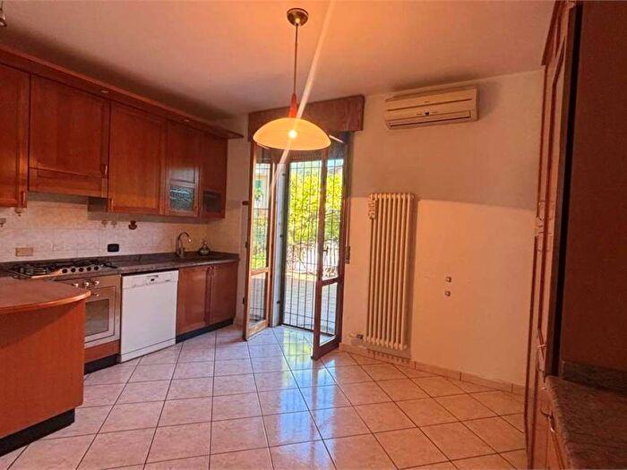 Casa con 6 locali in affitto in Via Mazzini, Centro, Povegliano Veronese