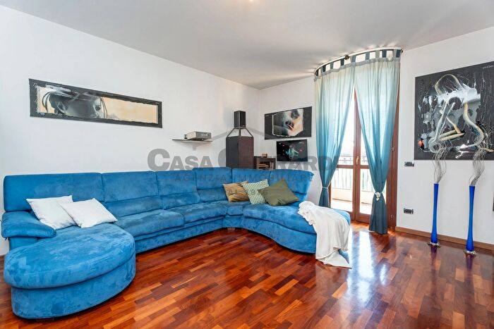 Appartamento trilocale in vendita in Via XXV Aprile, Brembate Di Sopra