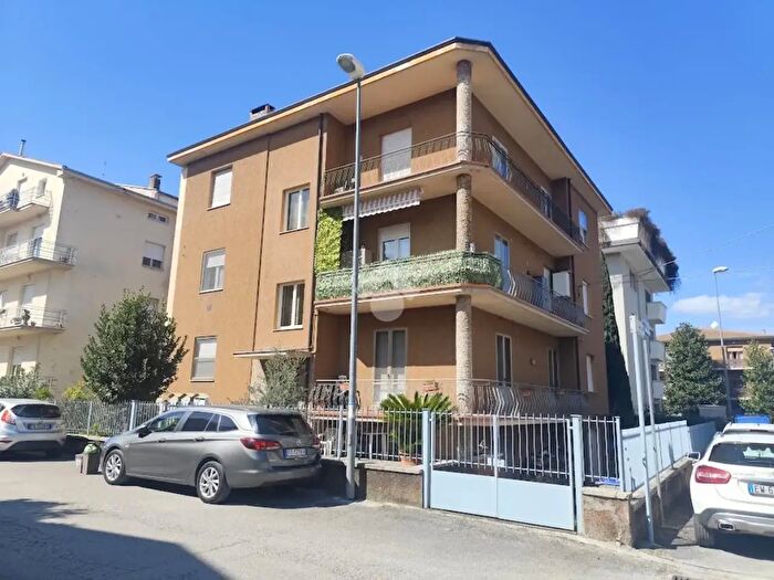 Appartamento con 5 locali in vendita in Via Moncenisio, Foligno