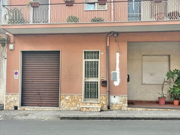 Casa con 7 locali in vendita in Via Giuseppe La Farina, Fiumefreddo Di Sicilia