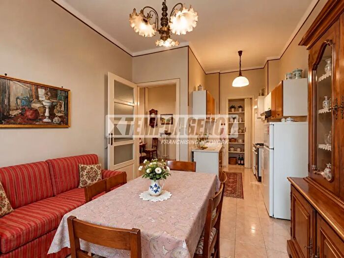 Appartamento trilocale in vendita in Via Arona, Torino