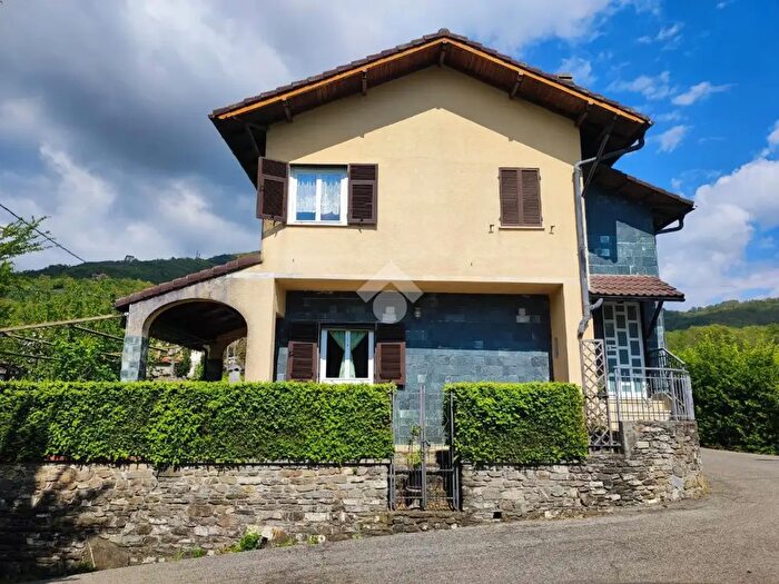 Casa con 7 locali in vendita in Via Carpeneta, Casella