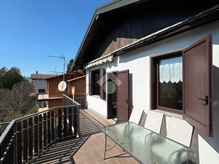 Casa trilocale in vendita in Via Carlo Abbiati, Centro Valle Intelvi