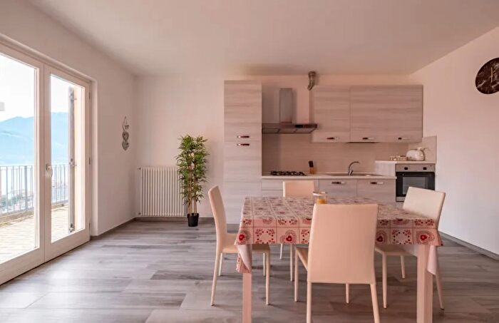 Appartamento trilocale in vendita in Pianello Del Lario