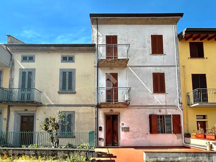 Casa quadrilocale in vendita in Via Visiana, Prato