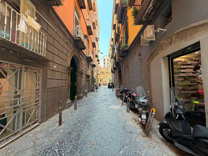 Appartamento monolocale in affitto in Vico Monteroduni, Chiaia, Napoli