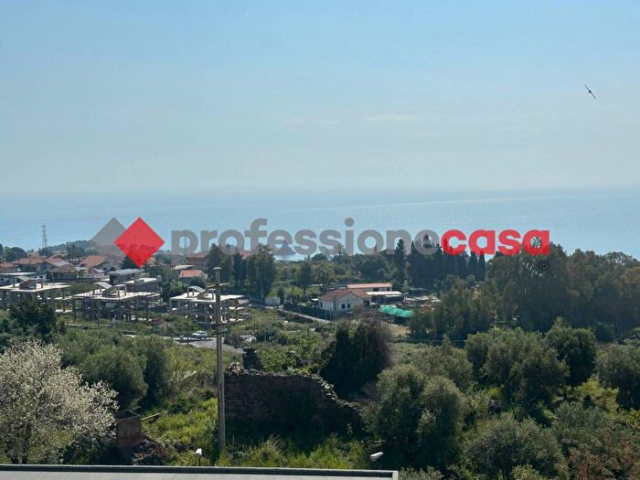 Appartamento trilocale in affitto in Via Nizzeti, Aci Castello