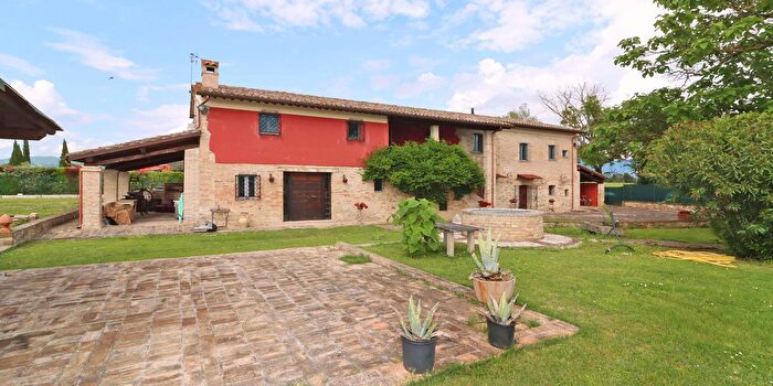 Casa con 10 locali in vendita in Via Padule Costano, Bastia Umbra