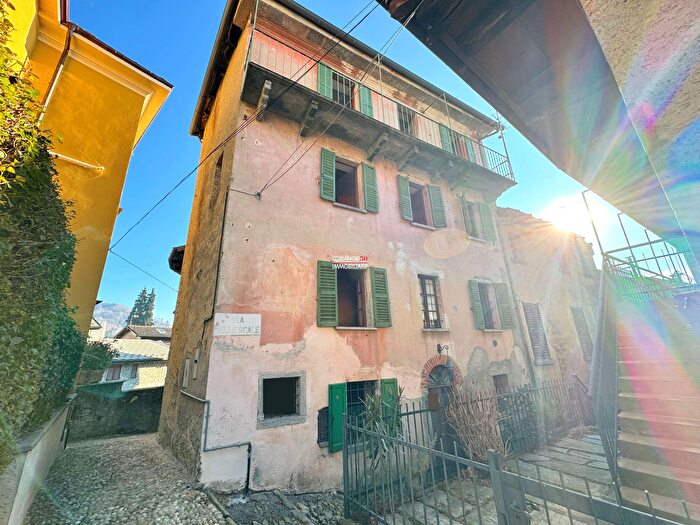 Casa con 8 locali in vendita in Via Madonnina, Premeno