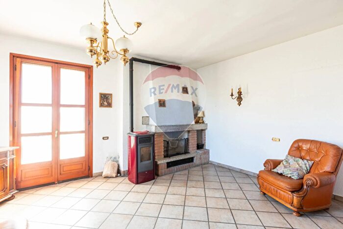 Casa con 11 locali in vendita in Via Alcide De Gasperi, Vigolzone