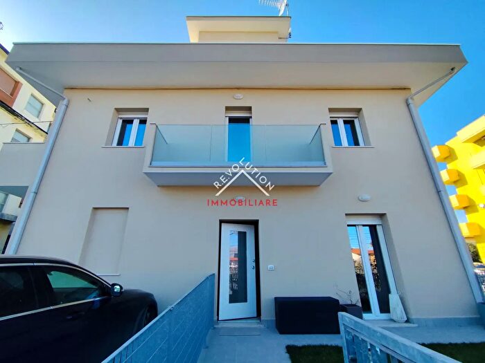 Appartamento trilocale in vendita in Via Litoranea, Mondolfo