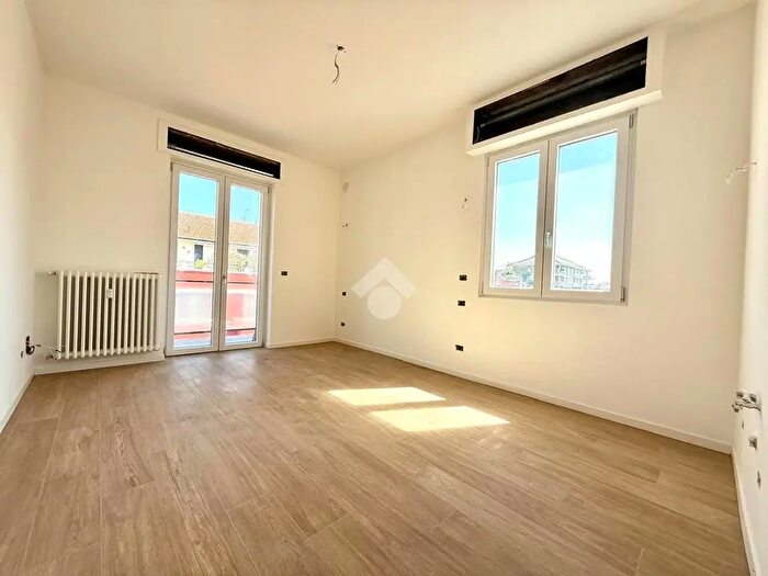 Appartamento trilocale in vendita in Via Rimini, Milano