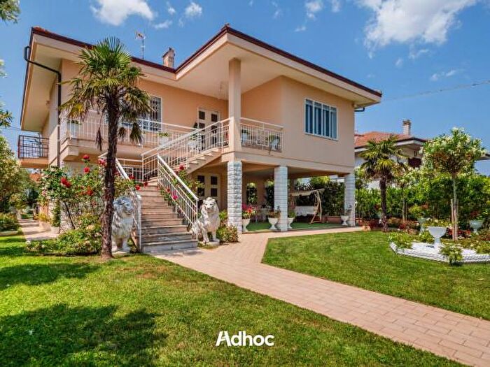 Casa con 6 locali in vendita in Strada San Fortunato, San Costanzo