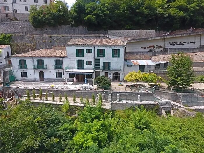 Casa con 15 locali in vendita in Via Farnese, Farindola