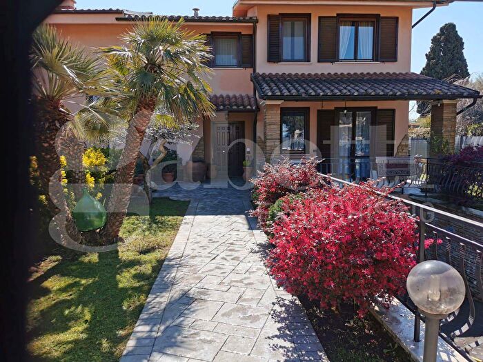 Casa con 8 locali in vendita in Via delle Gardenie, Civita Castellana