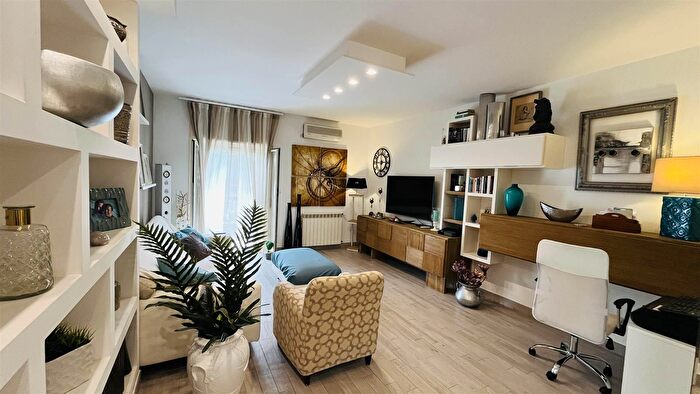 Appartamento trilocale in vendita in Via Luigi Cosenz, Palermo