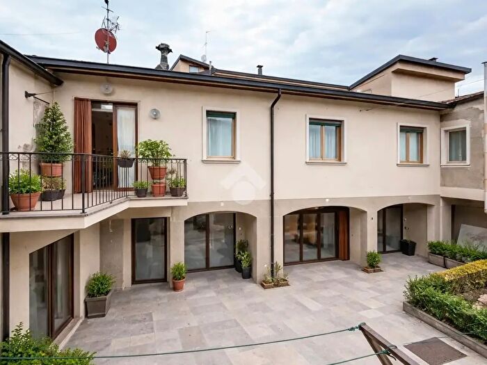 Casa con 5 locali in vendita in Via G Mazzini, Osio Sotto