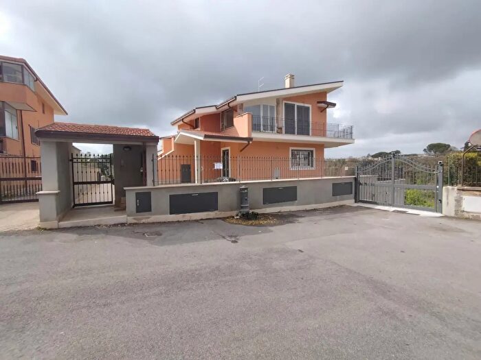 Appartamento trilocale in vendita in Via Treville, Roma