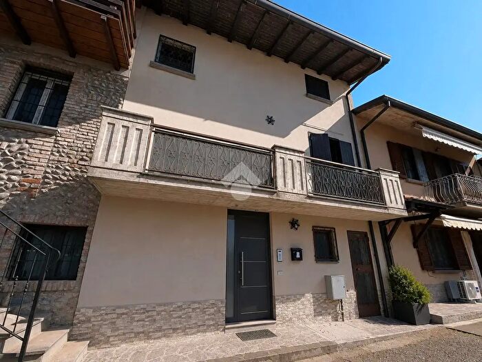 Casa trilocale in vendita in Piazza Vittorio Emanuele II, Cologno Al Serio
