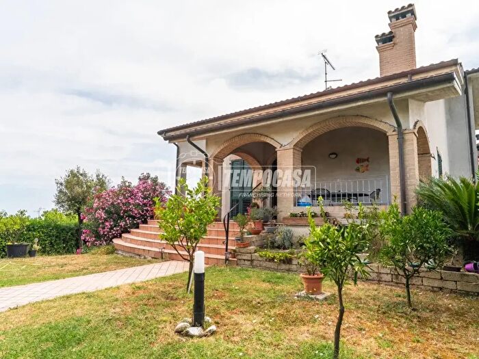 Casa con 5 locali in vendita in San Costanzo